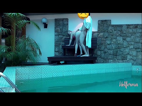 ❤️ Le patron invite la femme de chambre à la piscine, mais n'a pas pu résister à une chaude ️❌ Fuck vidéo at us ❌️