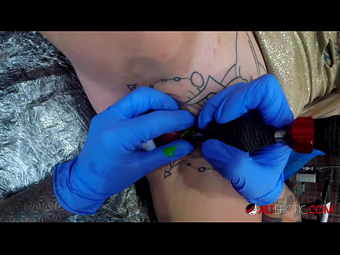 ❤️ Sully Savage, une chaudasse extrêmement tatouée, s'est fait tatouer le clitoris. ️❌ Fuck vidéo at us ❌️